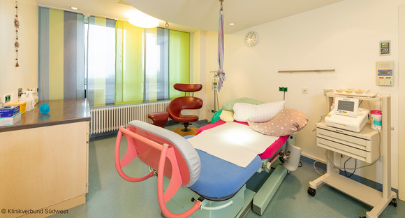 Entbindungsbett in Kreißsaal für hebammengeführte als auch ärztlich geleitete Geburten im Krankenhaus Herrenberg