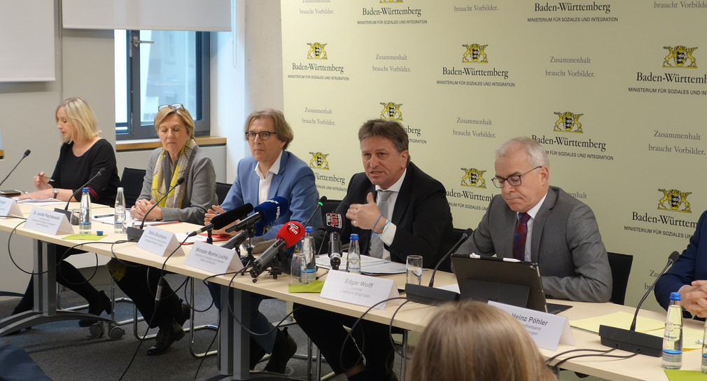Pressekonferenz mit Gesundheitsminister Manne Lucha in Stuttgart zum ersten bestätigten Corona-Fall in Baden-Württemberg