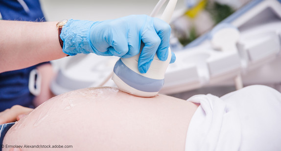 Nahaufnahme eines Ultraschallgeräts bei Untersuchung einer schwangeren Frau.
